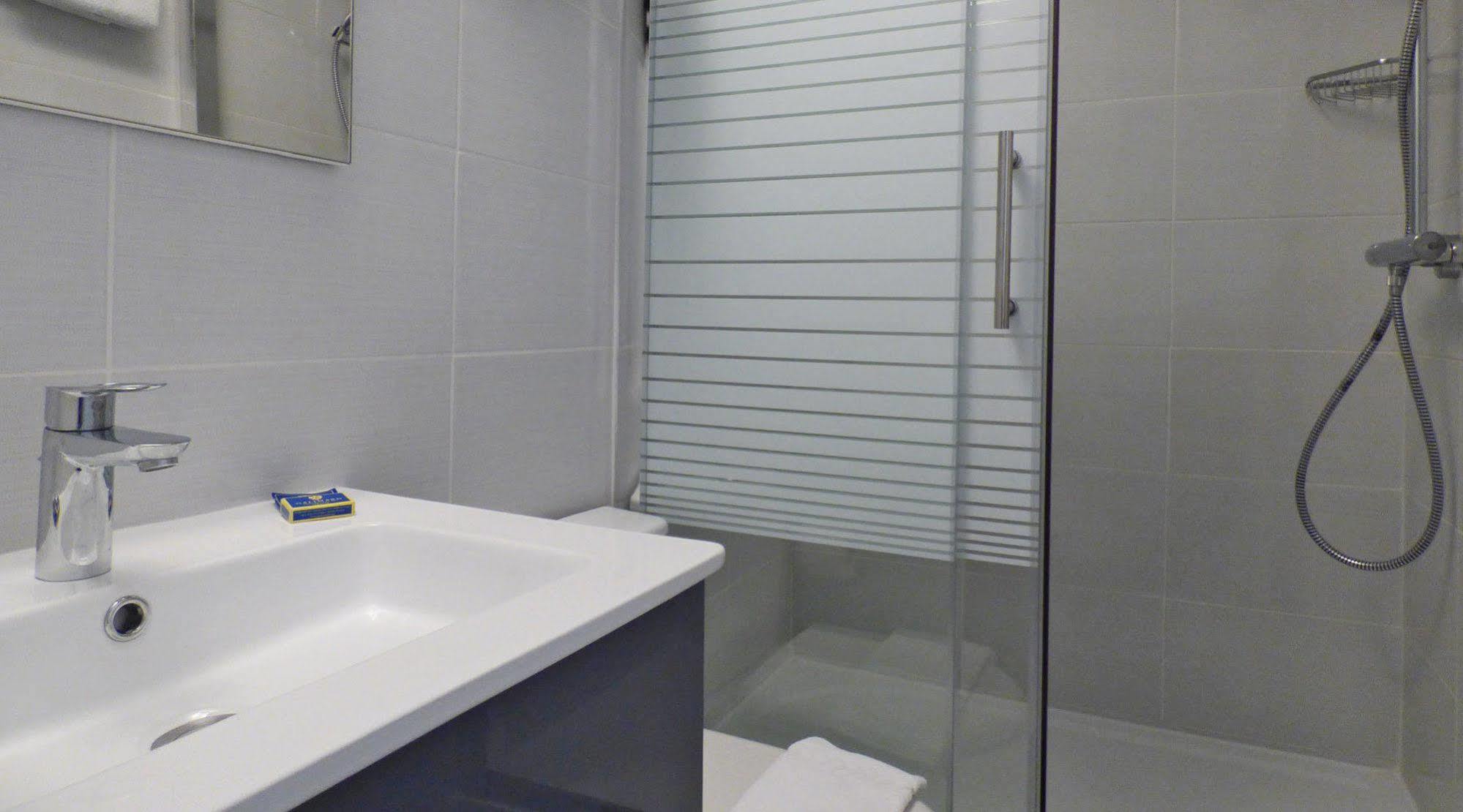 Au Reveil Des Cigales Hotel Saint Aygulf Bagian luar foto